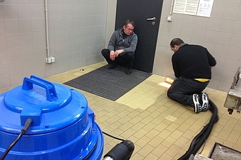 Porsche Oto Tamirhanesinde Temel Temizlik Fayans Döşeme