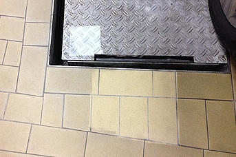 Porsche Oto Tamirhanesinde Temel Temizlik Fayans Döşeme