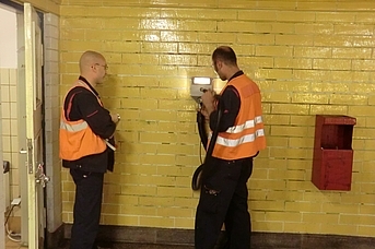 Bvg'de Berlin'de Grafiti Kaldırması ( Berlin Metrosu)