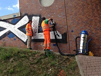 Autobahnmeistereien'de Grafiti Silme