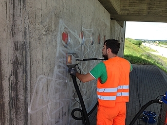 Autobahnmeistereien'de Grafiti Silme